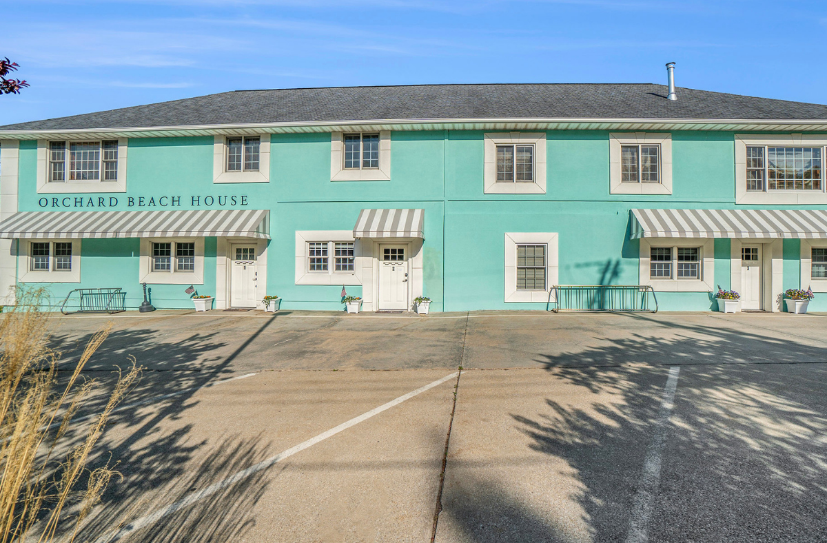 Orchard Beach House Is Perfect for Large Groups in Manistee MI