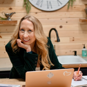 Nicole Dewey headshot